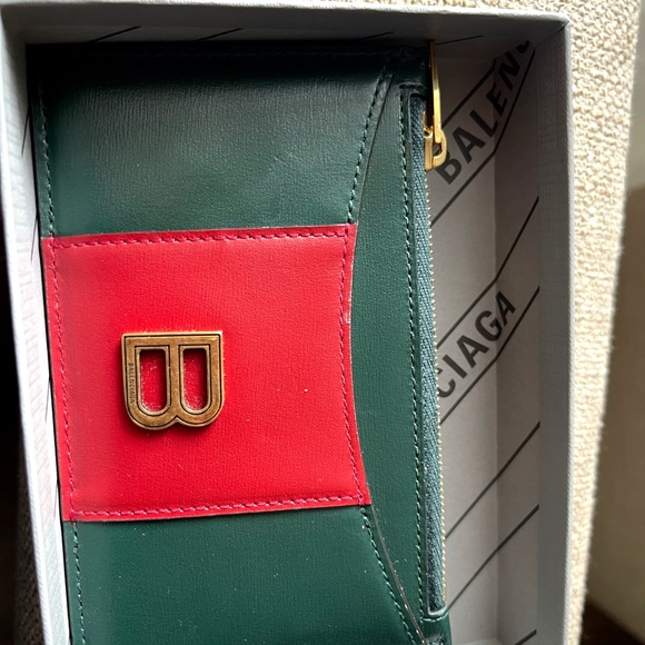 Gucci Green and Red Card Holder with Gold Accent - Picture 1 of 3